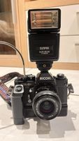 Ricoh XR-2s Spiegelreflexkamera mit Sunpak Blitzgerät