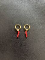 18K vergoldete Creolen mit Chili Charm