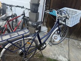 E-Bike Damenvelo dunkelblau mit Korb gebrauchter Zustand