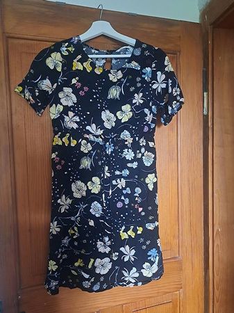 Hübsches kurzes umstands Sommerkleid