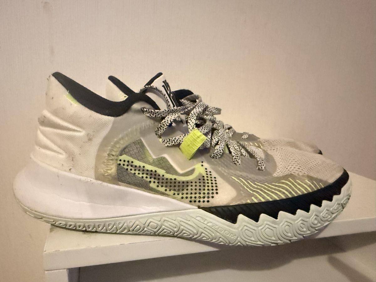 Nike Scarpe da uomo: Nike Kyrie, Chaussures de basket, taille 41 – Usato da Lausanne venduto da fynou