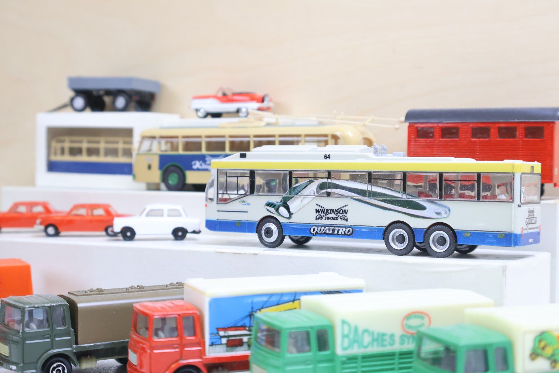 Modelleisenbahnen: 17 x Modellauto/Busse H0 1:87 – Gebraucht aus Winterthur von Monstera 7