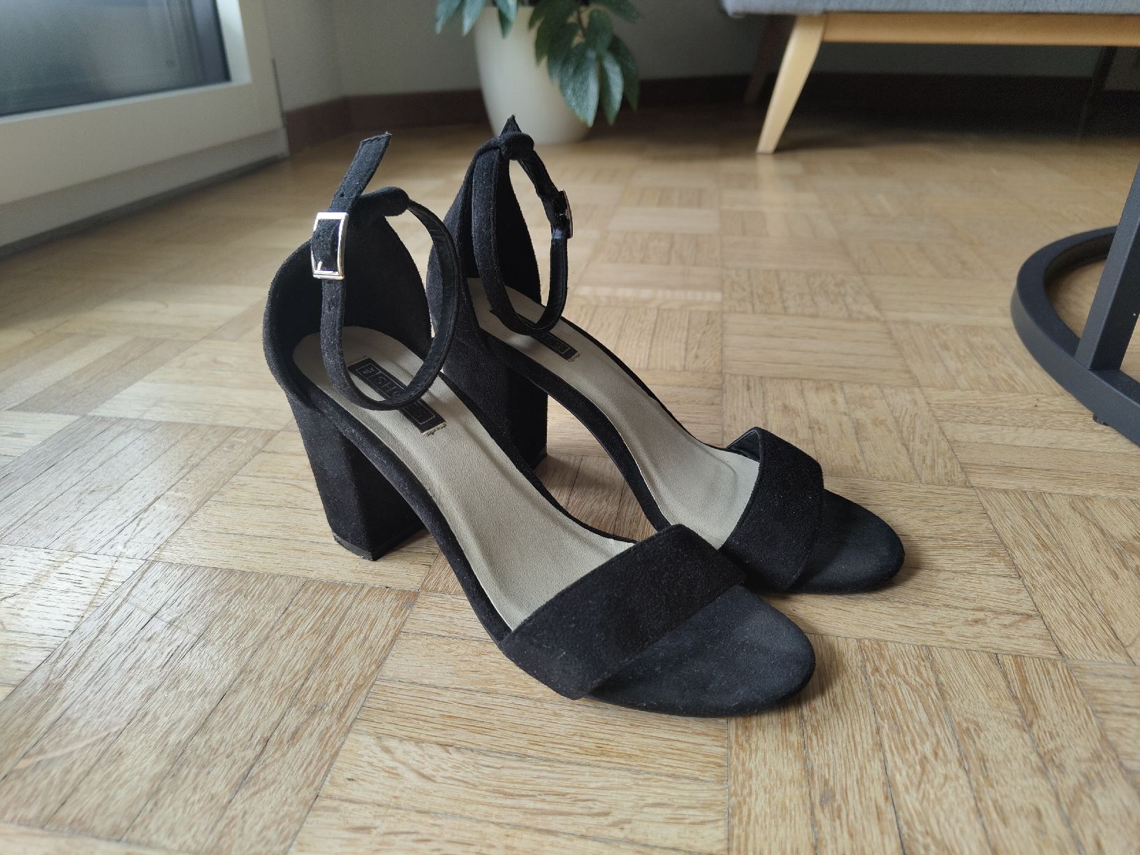 Scarpe da donna: Block-Heels, schwarzer Samt, Gr. 37 – Usato da Luzern venduto da mutega