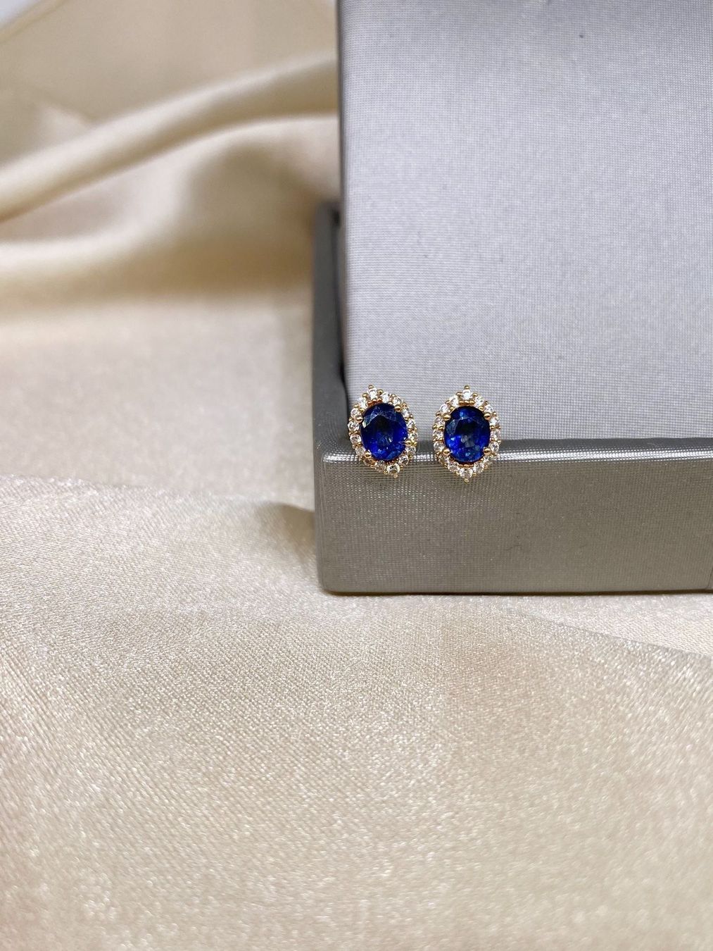 Ohrringe & -stecker: Saphir Ohrstecker 18k Gold Diamanten – Neu und originalverpackt aus Sarnen von Yingsperlen1 1