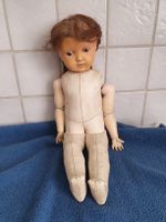 Antike Puppe mit Lederkörper und Holzarmen