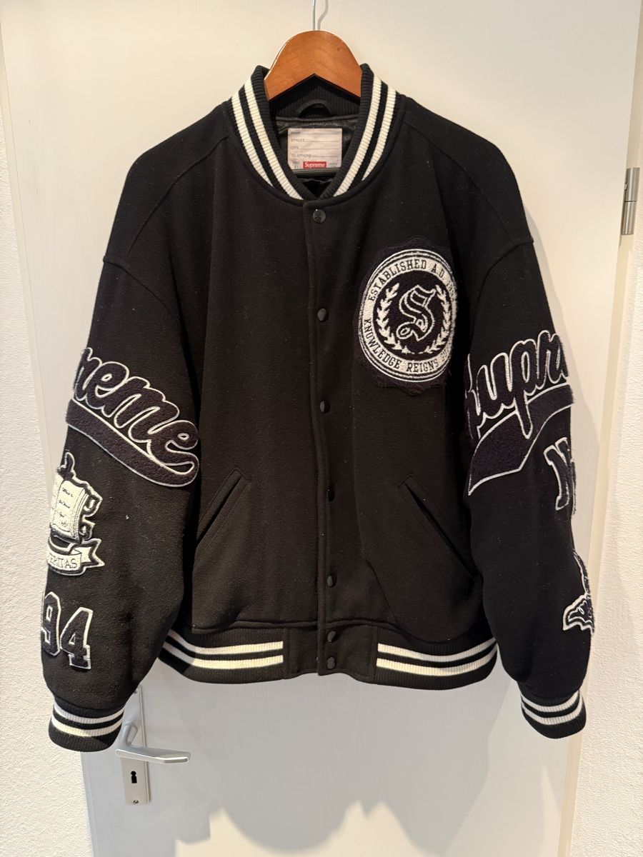 Supreme Giacche: Supreme Veritas Varsity Jacket – Nuovo (secondo la descrizione) da Oberweningen venduto da tol_pfr8