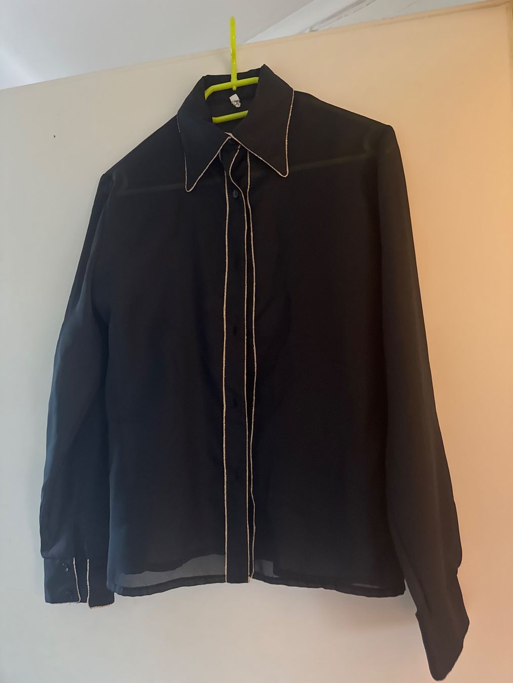 Camicette: Elegante, schwarze Bluse mit Goldrand - Grösse 38 – Usato da Gersau venduto da Second-Hand-Shop