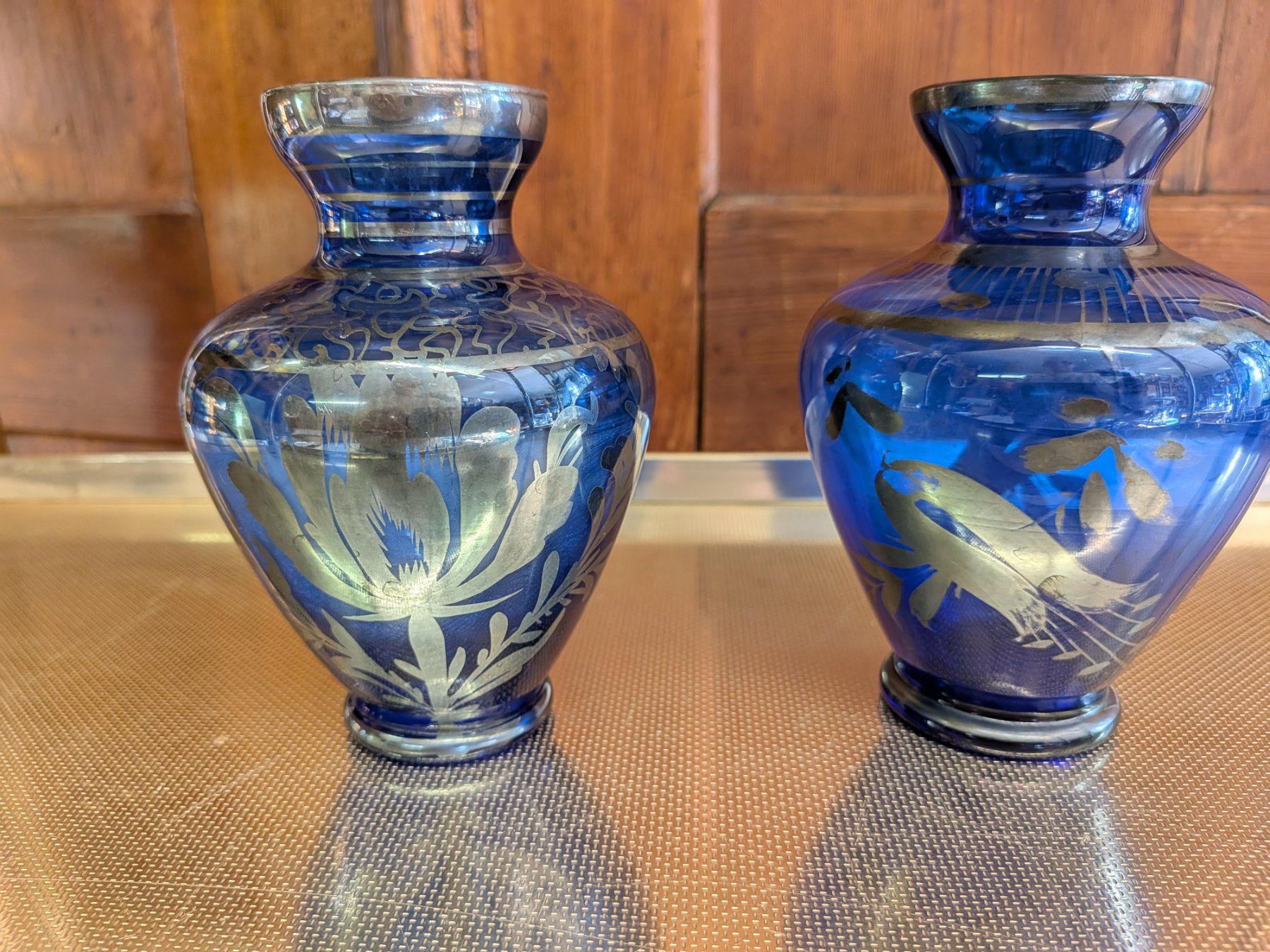 Vasi & Recipienti: 2 blaue Vasen Glasvasen mit Silberdekor – Usato da Emmen venduto da Brockofsky 1