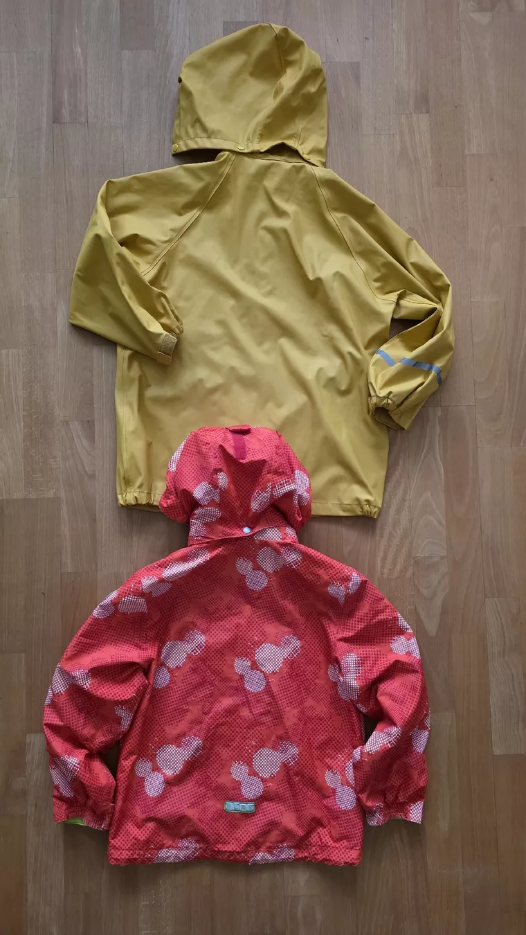 Lotti & Set di vestiti: Regenset 122/128 & 2 Mützen – Usato da Wettingen venduto da broetli01 2