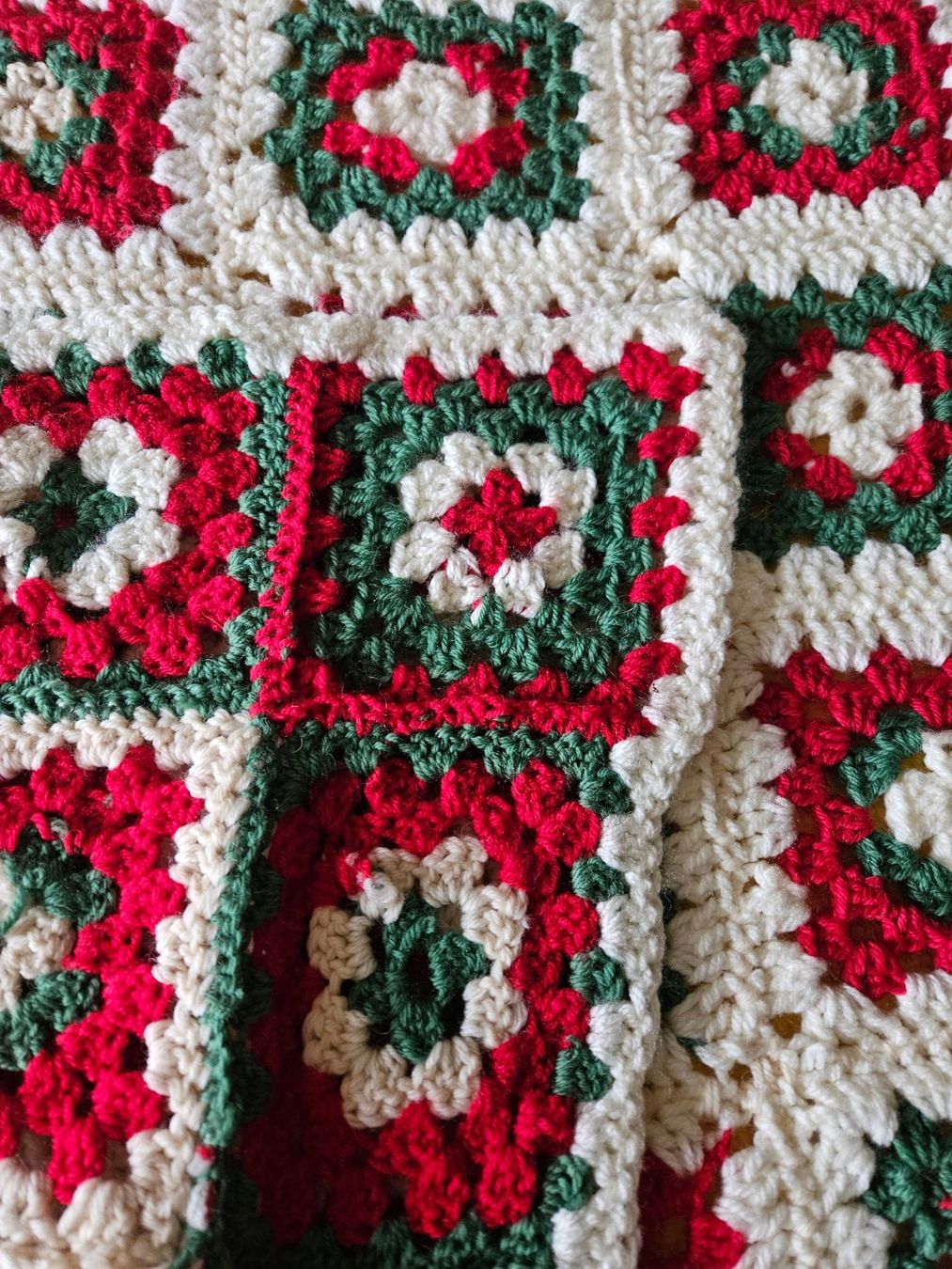Coperte: Couverture crochet faite main couleurs d hiver! granny patch – Nuovo (secondo la descrizione) da Thônex venduto da lacomtessedesfees 4
