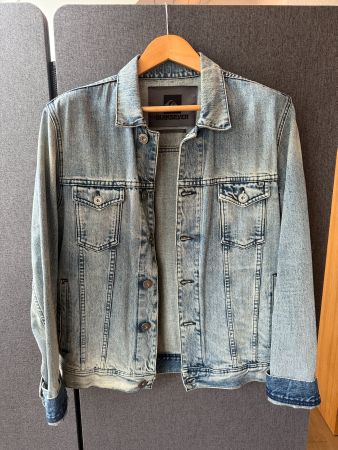 This classic Quiksilver denim jacket brings timeless style w