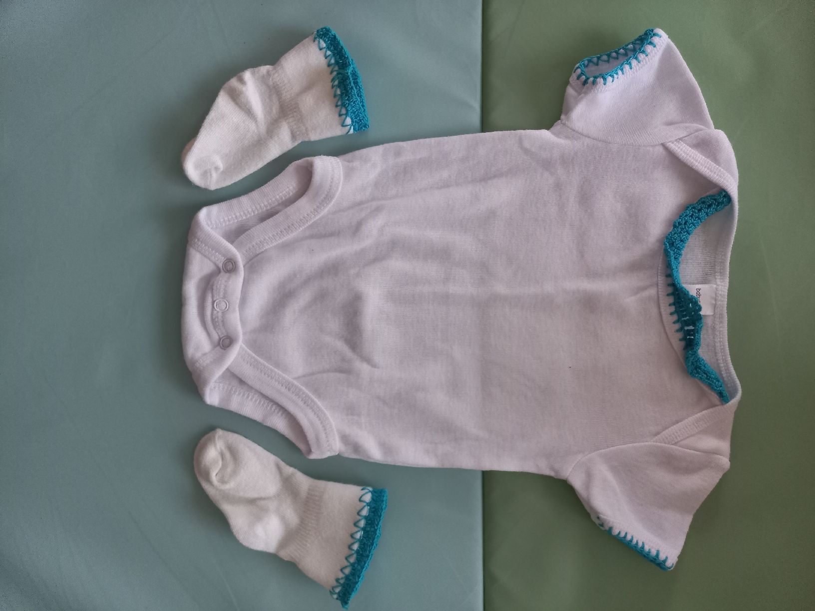 Lotti & Set di vestiti: Kurzarm Body + Socken 3-6 Monate – Nuovo (secondo la descrizione) da Basel venduto da Shena02