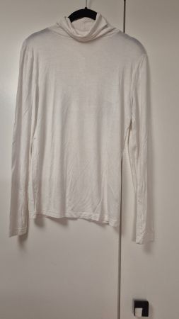 Maglietta bianca a maniche lunghe, collo alto, donna