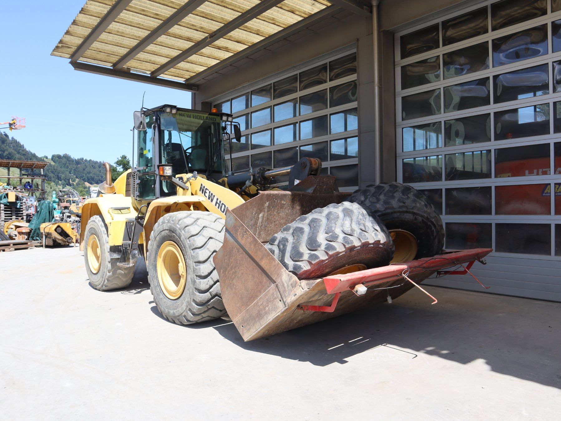 New Holland Tutte le macchine: New Holland W230C Radlader – Usato da Hasle LU venduto da Arag08 2