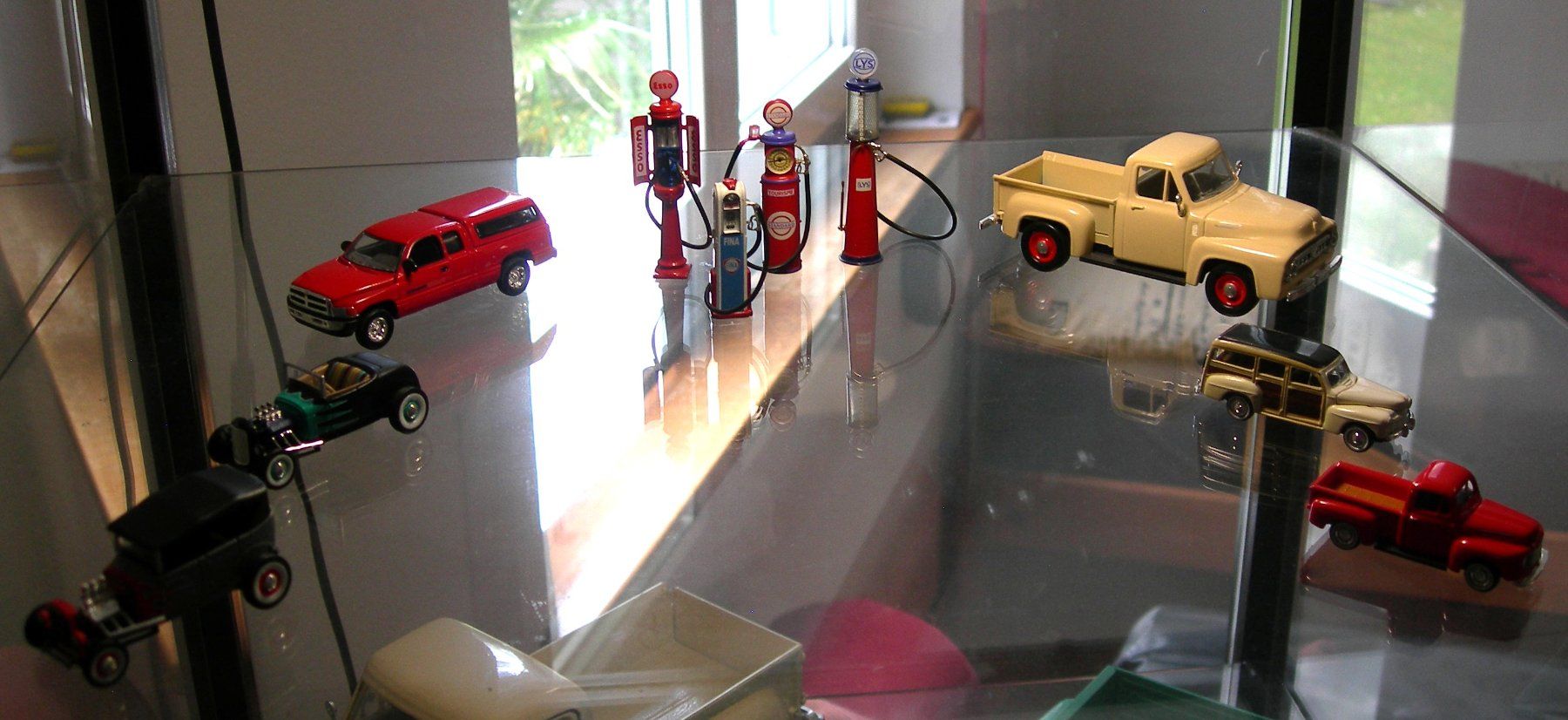 Modellini d'auto: Modellautosammlung inkl. beleuchteter Vitrine – Usato da Zuchwil venduto da Upan 4