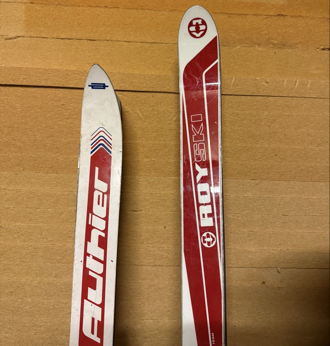 Skis: 2x alte Ski – D'occasion à Ulisbach par PET-030 1