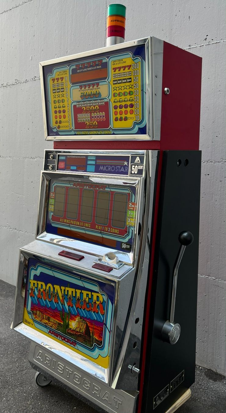 Machines à sous: Casino Spielautomat Gehäuse – D'occasion à Tagelswangen par Ntronic
