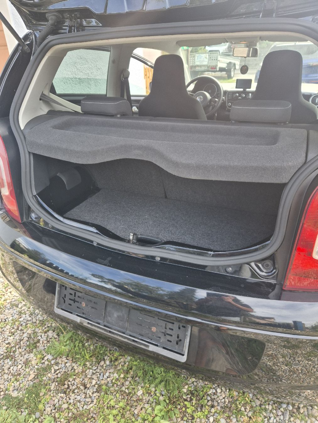 VW Autos: Vw UP 1.0 MPI  black – D'occasion à kloten par eismeister33 3