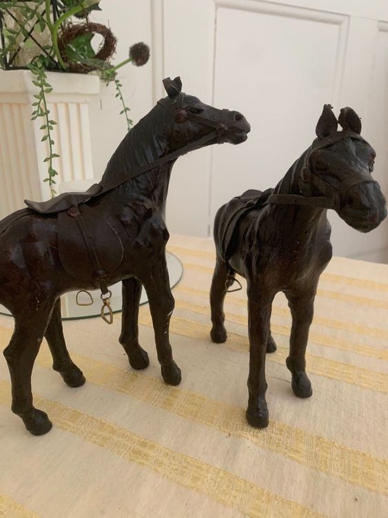 Statuette: zwei alte Lederpferde – Usato da Bern venduto da gruemscheler5 3