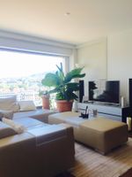Ewald Schillig QUINTO – Ledersofa in Sand mit grosser Hocker