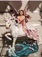 Elfe sitzt auf Einhorn / Grösse ca. 24x18x29cm