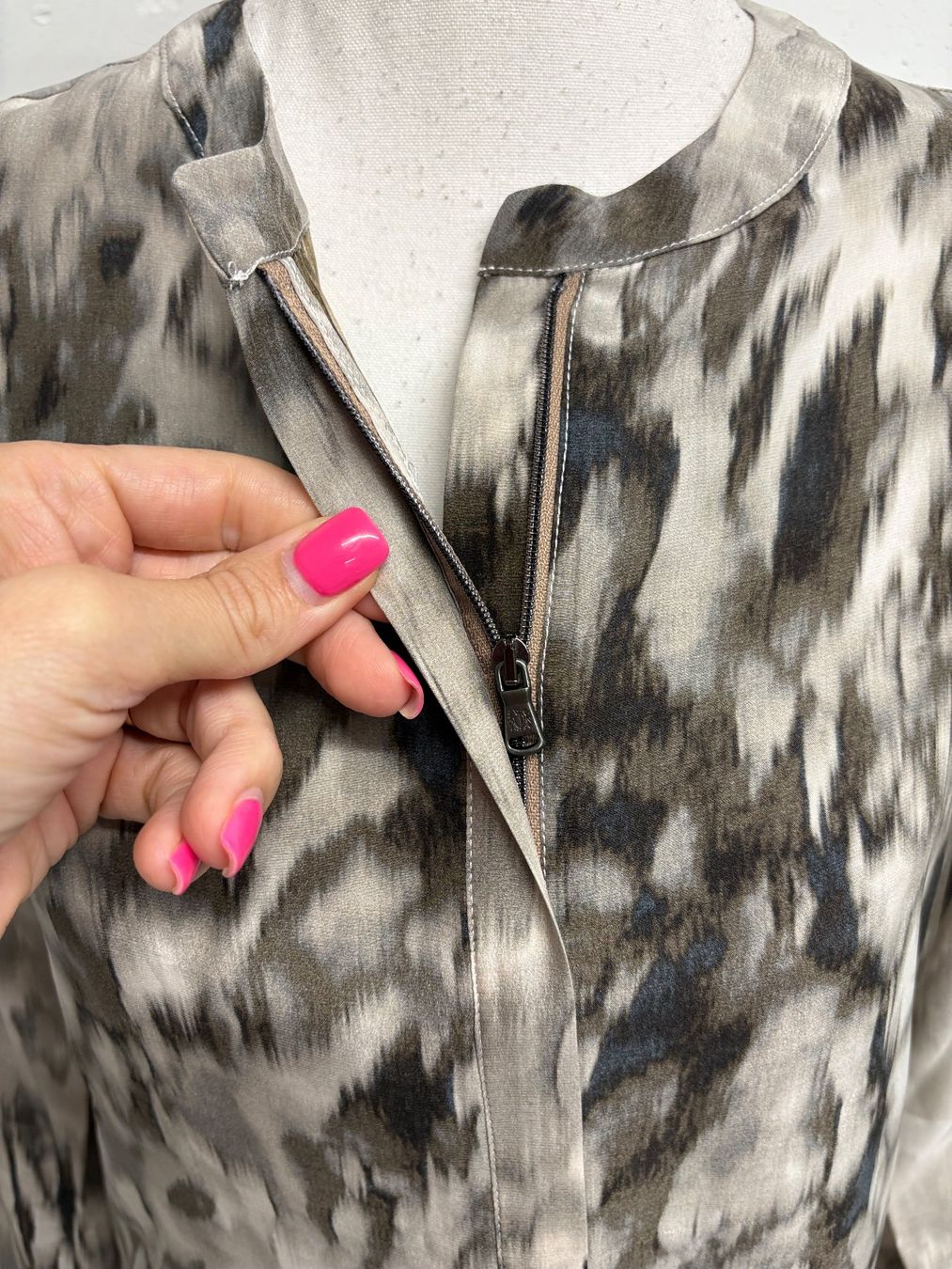 Rich & Royal Blusen: Rich & Royal Seidenbluse Batik grau creme 36 – Neu (gemäss Beschreibung) aus Regensdorf von secondchancefashion 1