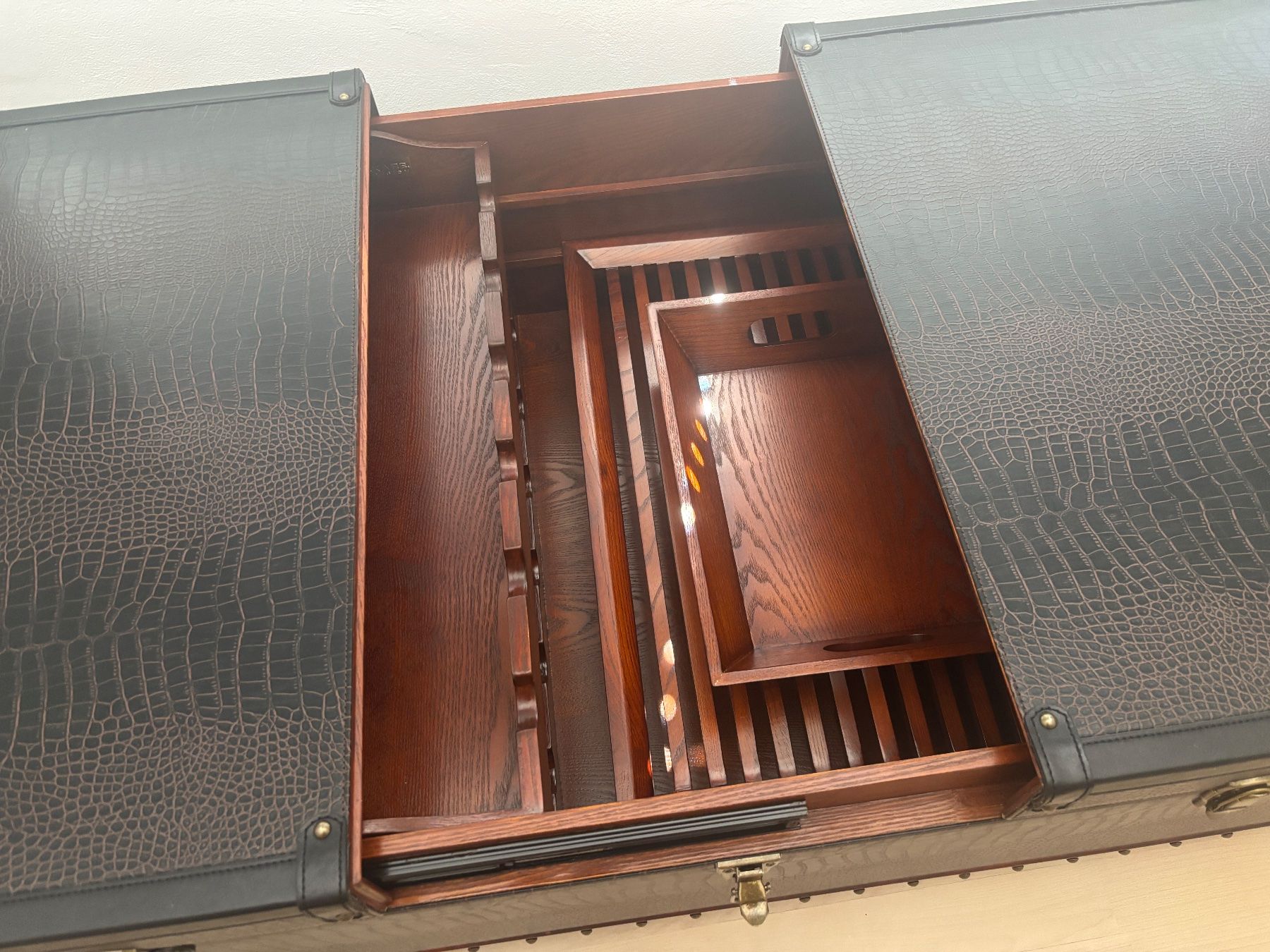 Allestimento di negozi e stand fieristici: Coffee Table Bar von KARE / Couchtisch mit Bar – Usato da Zürich venduto da bowmore13 2