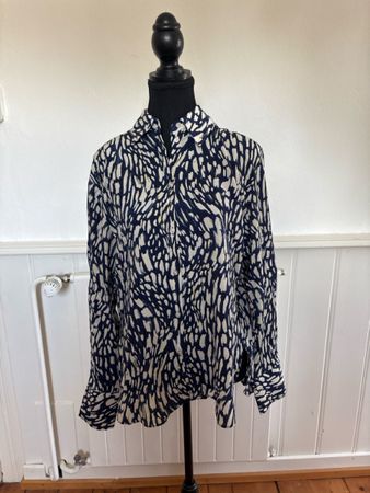 MNG Damen Bluse Gr. M, modern, blauweiss gemustert