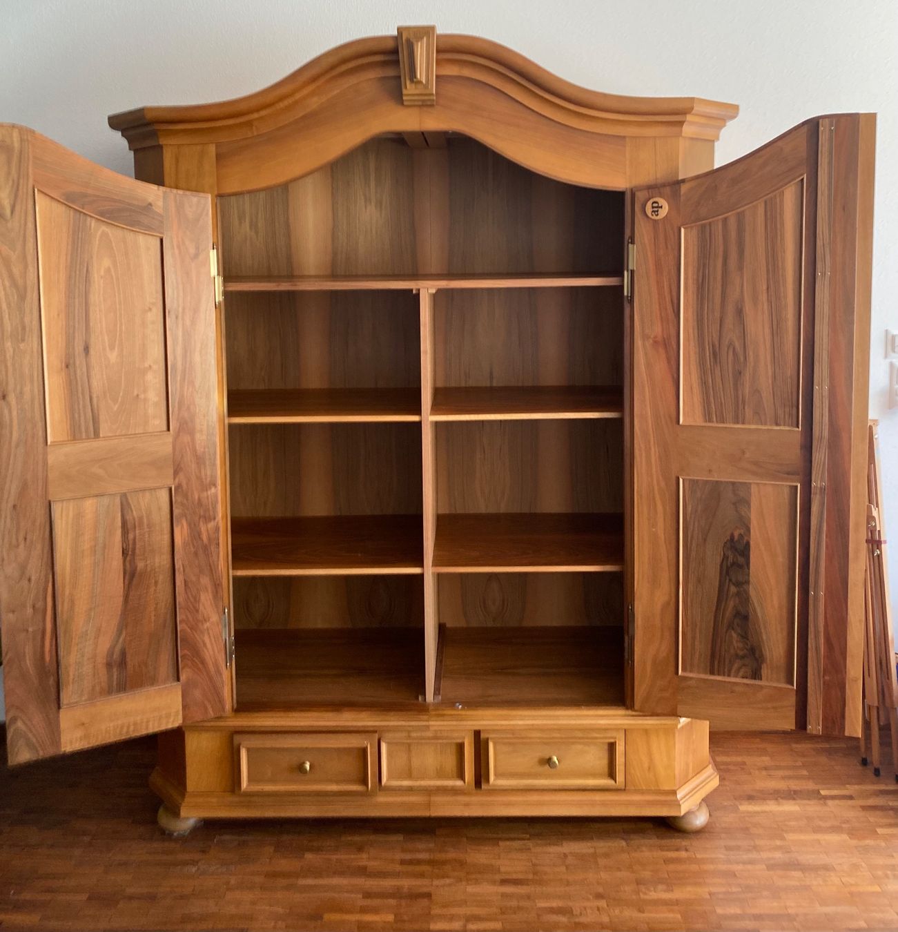 Armadi: Nussbaumschrank – Usato da Thalwil venduto da ang_97bw 1