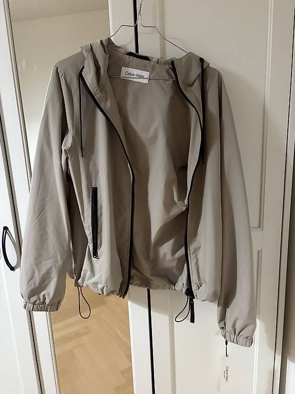 Calvin Klein Giacche: Neue Regenjacke, Windjacke Calvin Klein – Nuovo e nell'imballaggio originale da Zürich venduto da mic_g5m9