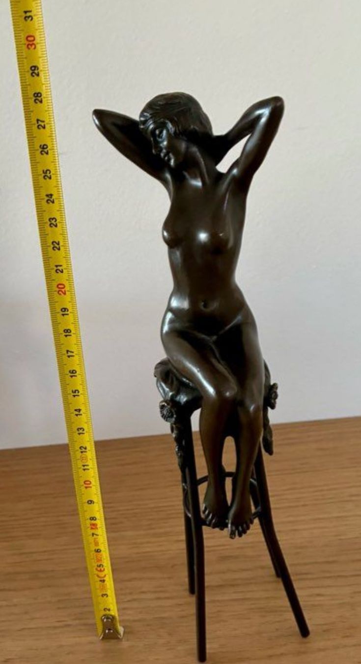 Statuette: Femme nue sur un tabouret-Bronze – Usato da Lausanne venduto da macgiver1008 1