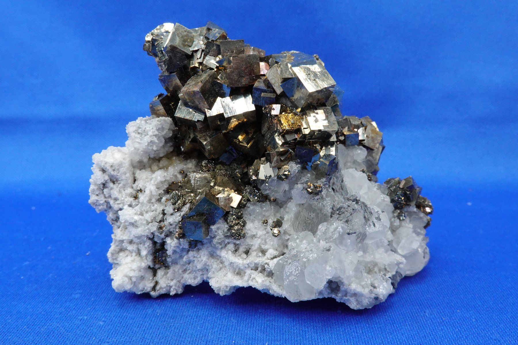 Minerali & Pietre curative: Pyrit auf Calcit (UV) – Usato da Schinznach Bad venduto da Demerald