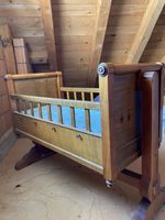 Antike Kinderwiege (Kinderbett) im Biedermeierstil