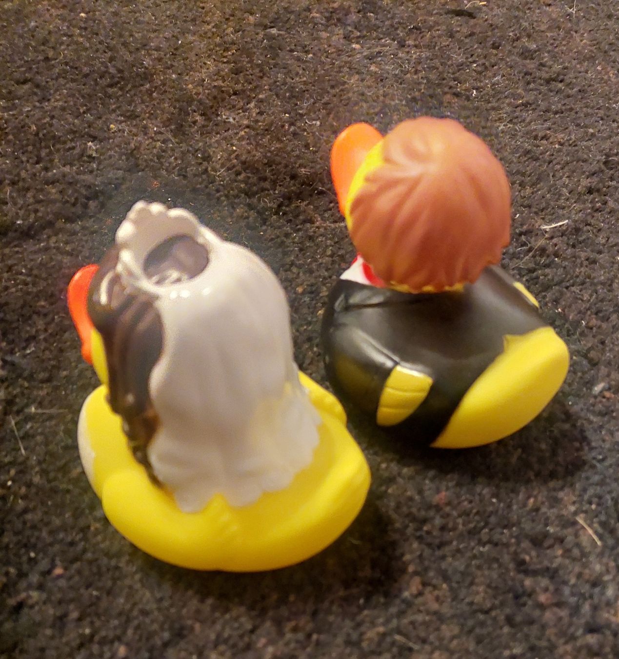 Statuette: Hochzeitsentlein aus Gummi – Usato da Zürich venduto da Cortin 1