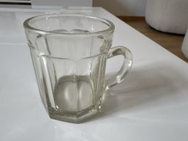 Antike Bistro-Glastasse / Kaffeetasse mit Henkel & Facetten-
