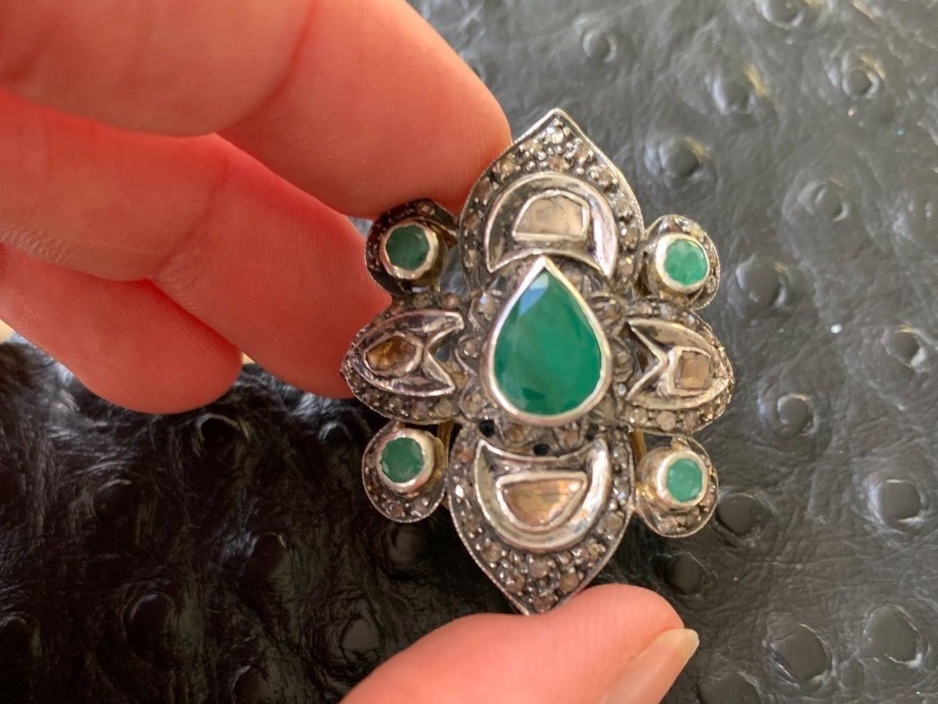 Ringe: Grosser Ring Silber mit Smaragd und Diamanten – Gebraucht aus Birsfelden von Exclusivity