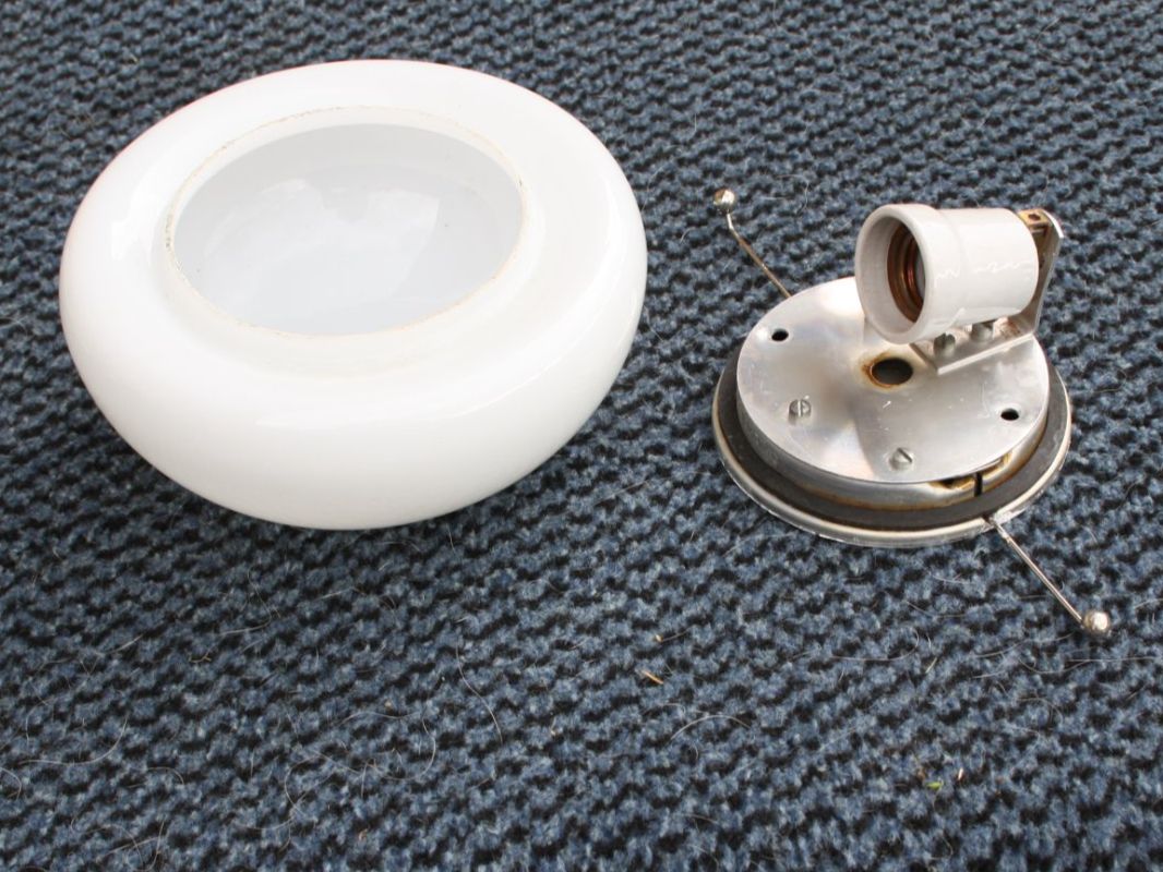 Lampade: VINTAGE WAND ODER DECKEN LAMPE WEISSGLAS – Usato da Wauwil venduto da Pneuedy 4