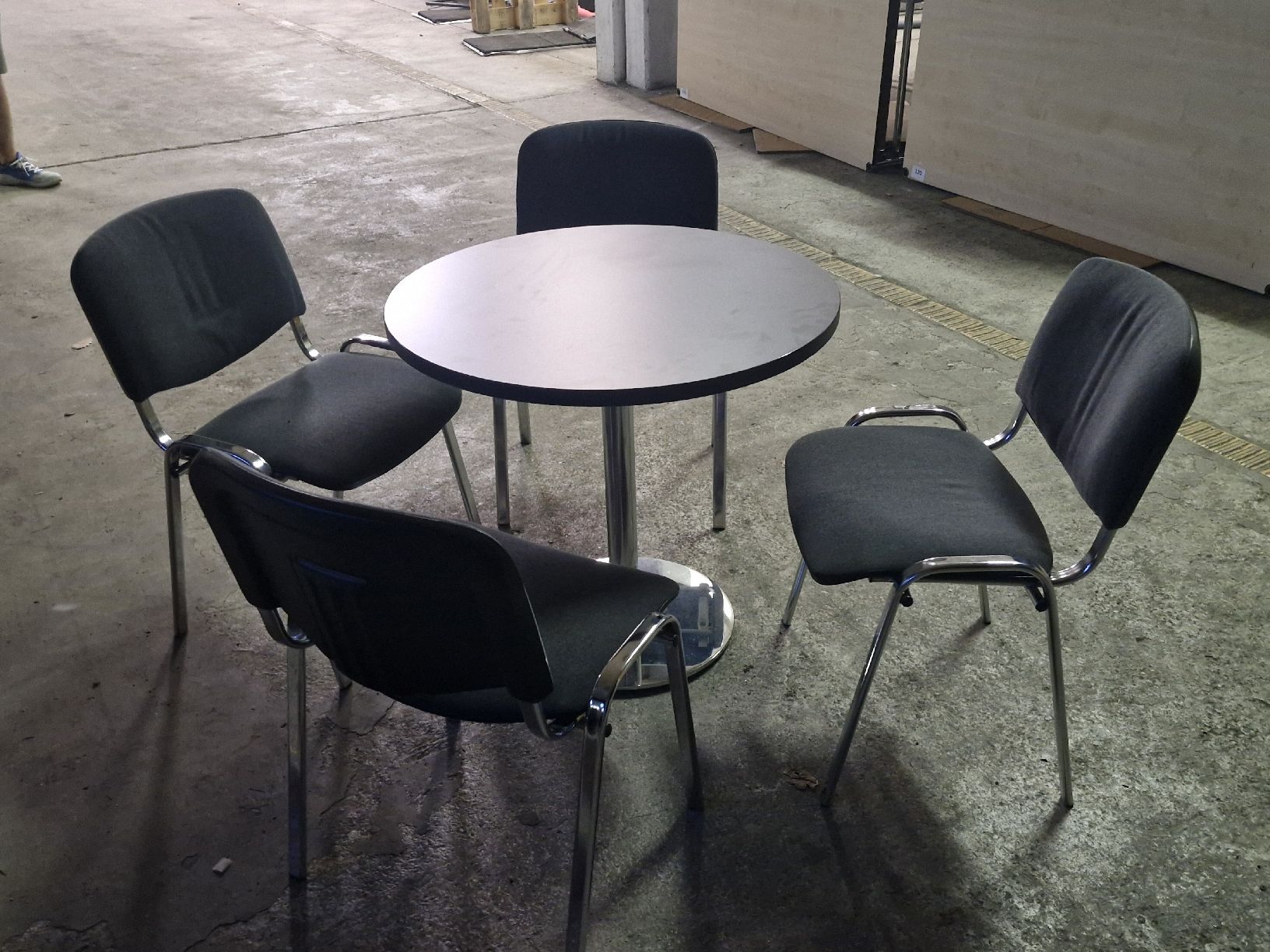 Dietiker Tischset: 1x Dietiker Besprechungstisch mit 4 Stühlen – Gebraucht aus Zürich von Aisha8