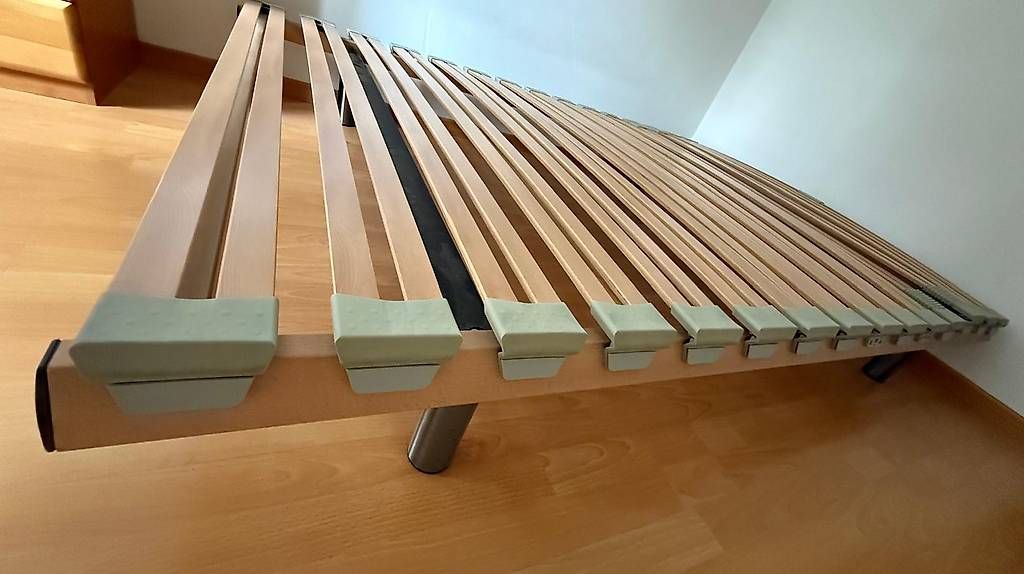 Lits: Bett mit Lattenrost 140 x 200 – D'occasion à Domat/Ems par TORA89 1