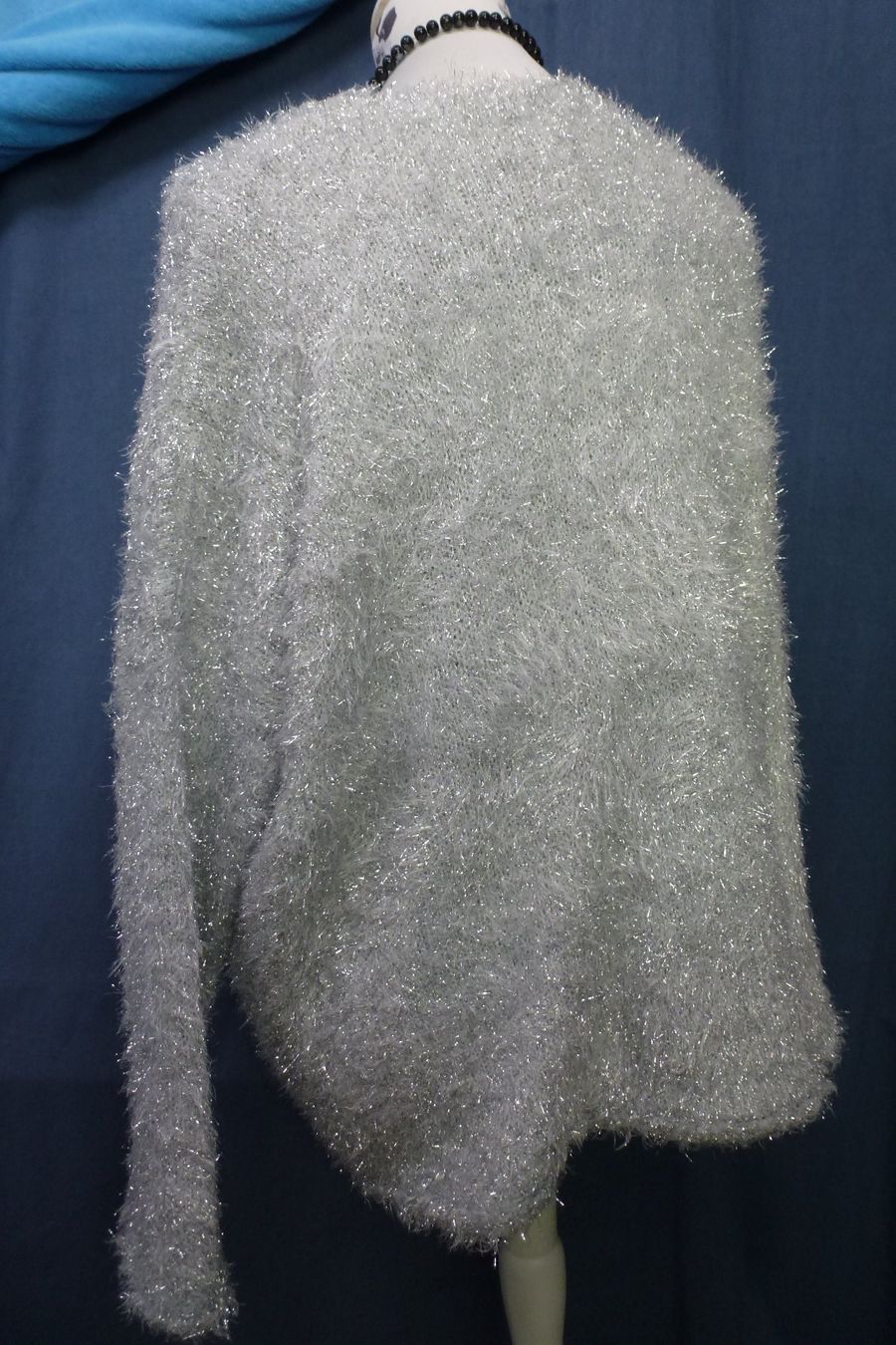 Maglioni & Felpe: PULLOVER IN SILBER FRANSENPULLOVER KRATZT NICHT GR XL WEIT – Nuovo (secondo la descrizione) da Kreuzlingen venduto da ang_7k8d 7