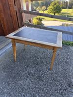 Antiker Holztisch mit dunkler Schieferplatte
