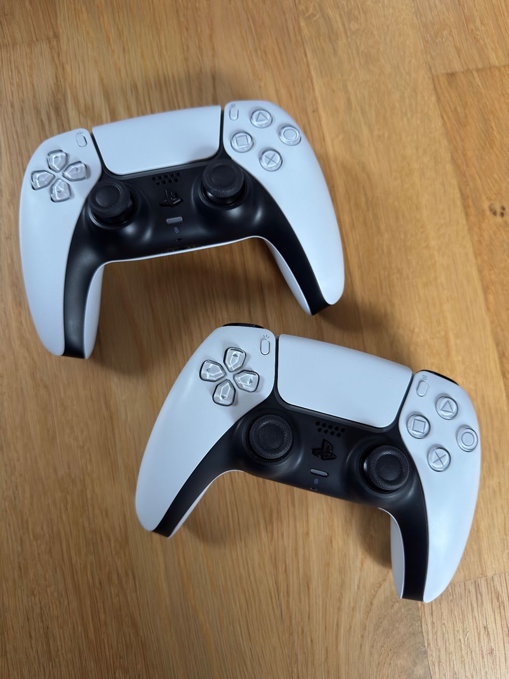 Sony Konsolen: PS5 Slim mit zwei Controller neuwertig – Gebraucht aus Luzern von and_d6vm 1
