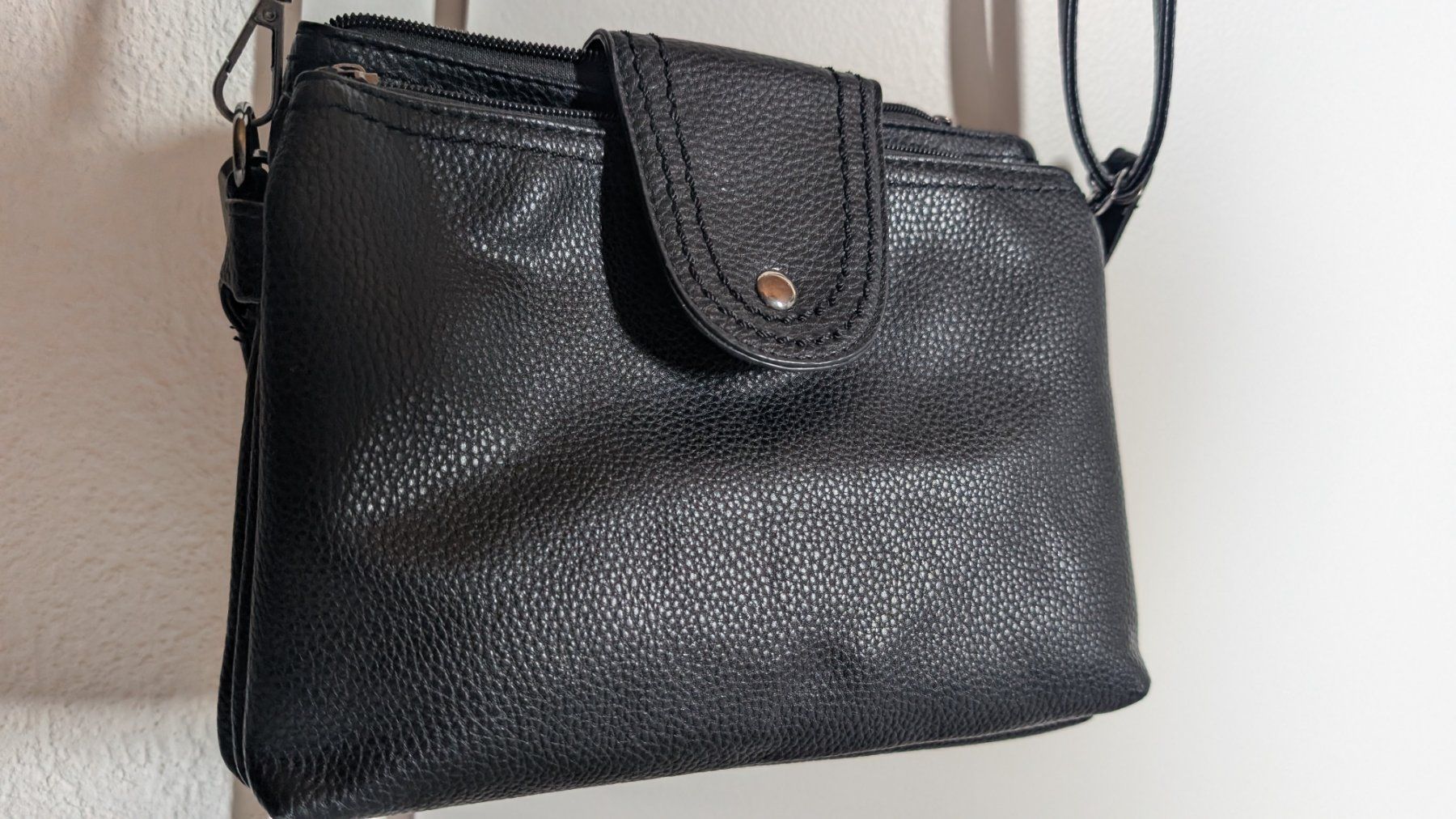 Sacs femmes: Handtasche schwarz klein und handlich – D'occasion à Ittigen par stoney63