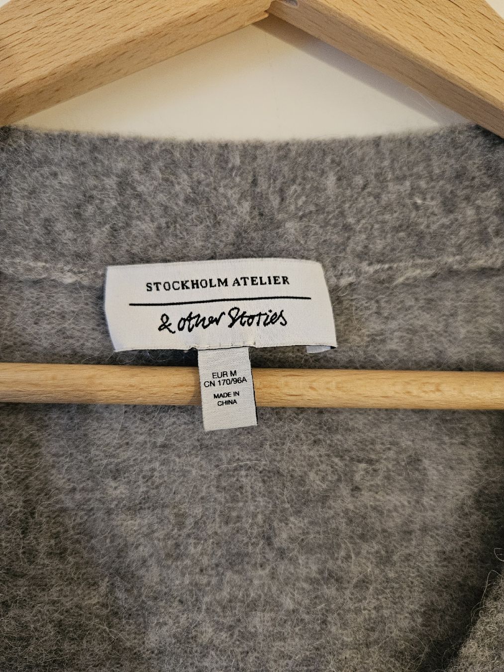 Other Stories Pullover & Sweatshirts: Strickjacke grau Grösse M guter Zustand – Gebraucht aus Bern von maldorafaela 1