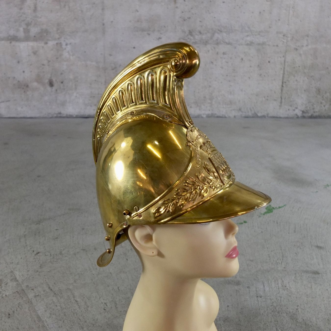 Pompieri: Originaler Pariser Feuerwehrhelm Modell 1885 – Usato da Basel venduto da Brocki-auf-dem-Wolf