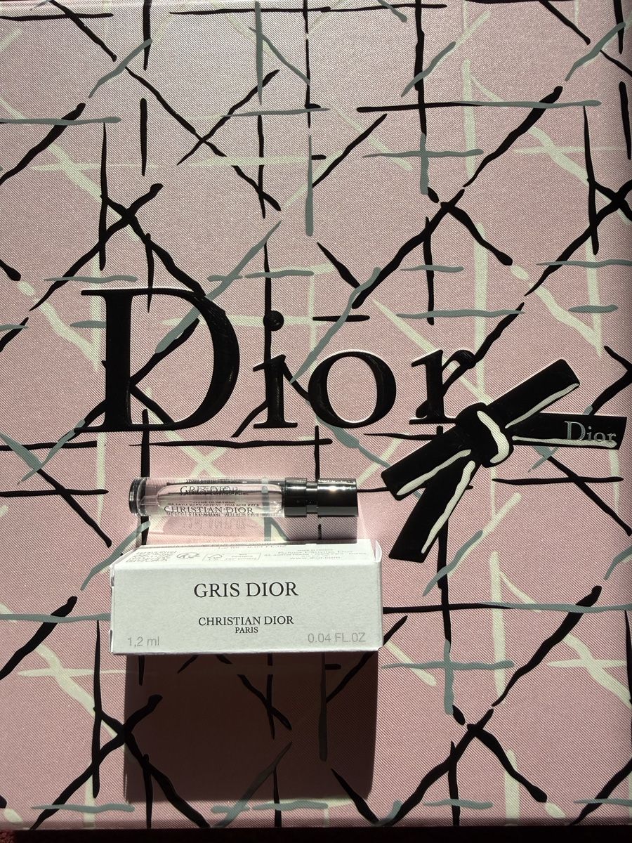 Dior Profumi & Eau de Toilette: Dior La Collection Privée Gris Dior 1.2ml – Nuovo e nell'imballaggio originale da Luzern venduto da sas_r89l