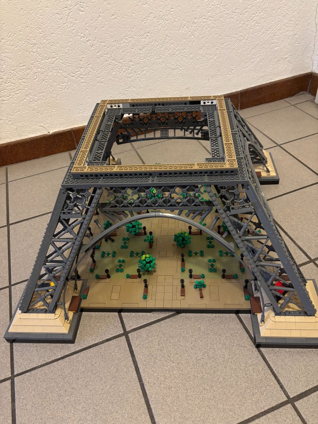 Lego Kit di costruzioni: Lego Eifelturm 10307 zusammengebaut – Usato da Biel/Bienne venduto da Aehm 1