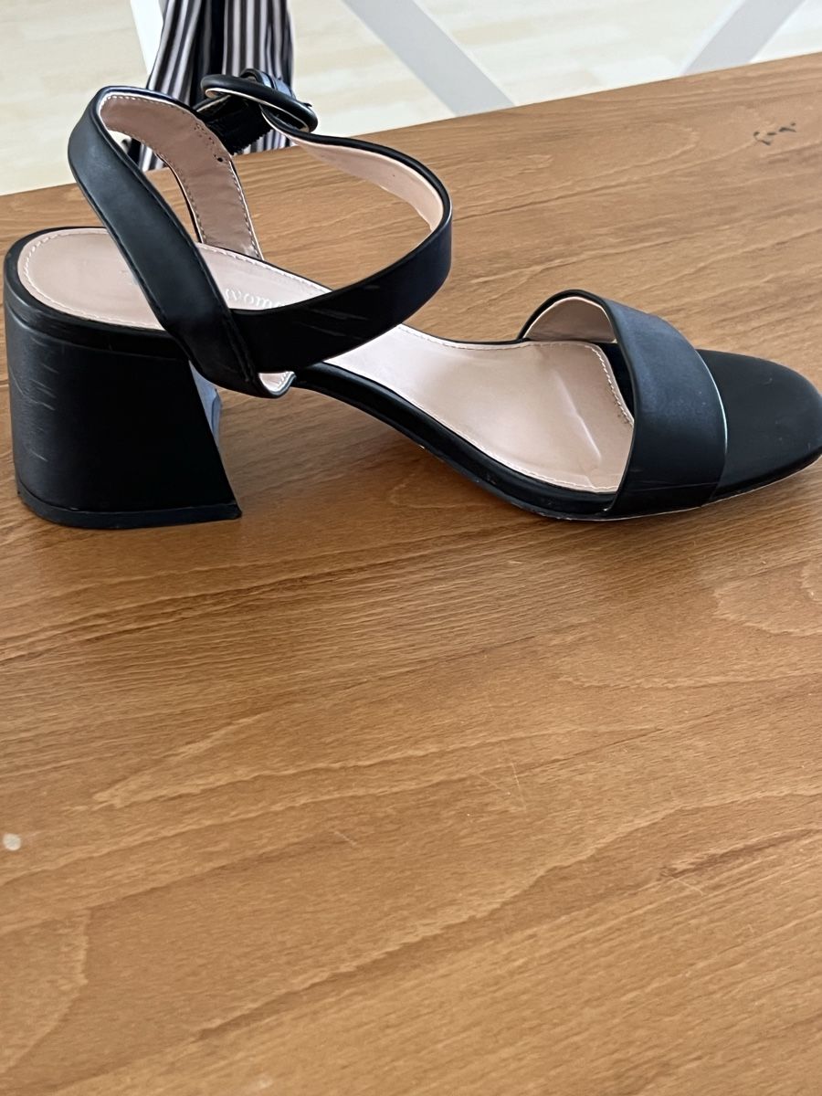 Scarpe da donna: Schwarze Sandalen mit Blockabsatz Grösse 37 – Usato da Zürich venduto da fer_5h7x 4