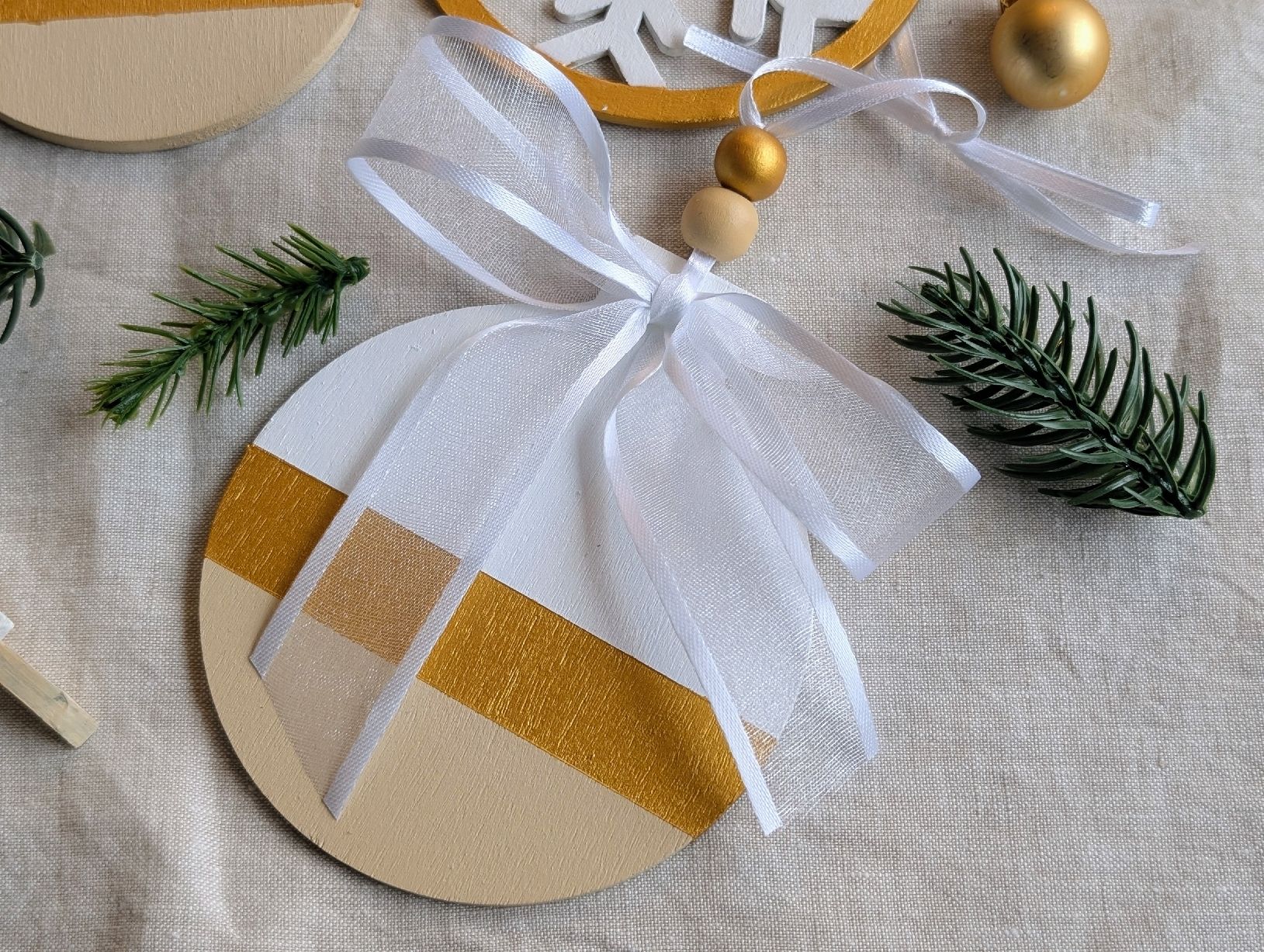 Tutte le decorazioni: Hand Painted Christmas Ornaments Set, White Gold Tree Decor – Nuovo e nell'imballaggio originale da Winterthur venduto da LaVieColor 5