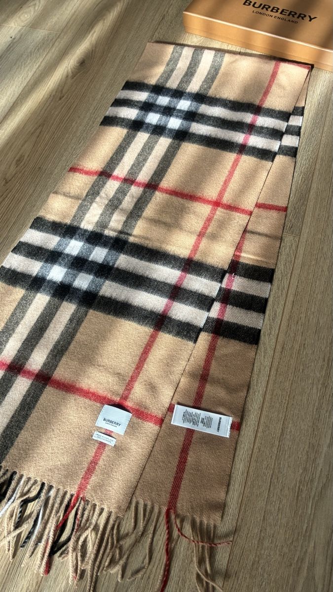 Burberry Foulard & Sciarpe: Burberry Schal – Nuovo e nell'imballaggio originale da Widen venduto da didy82